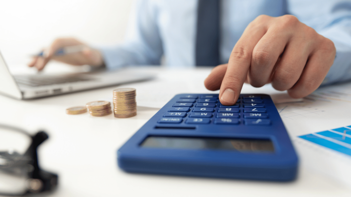 Person calculating household expenses to manage the effects of inflation.